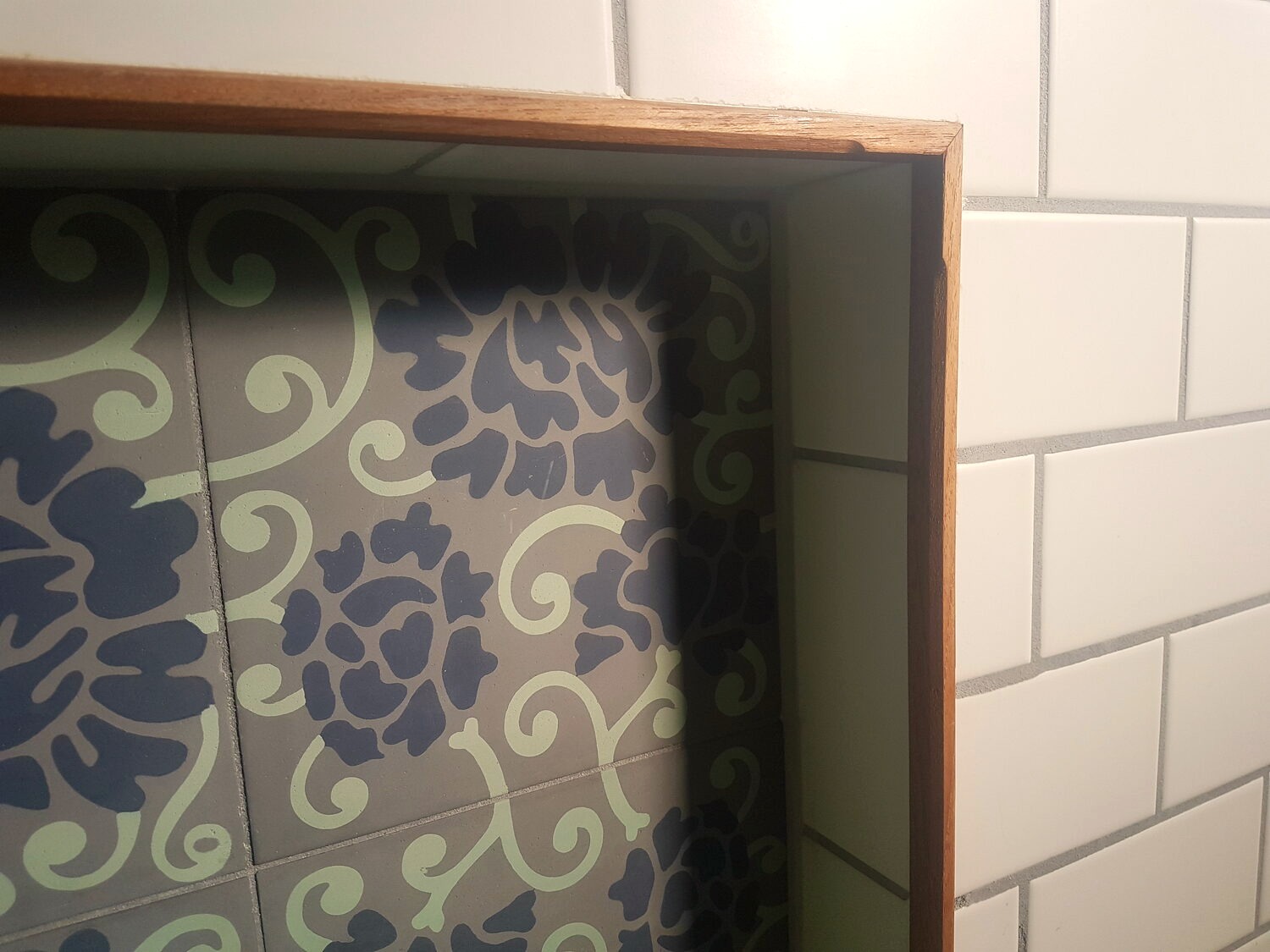 Bathroom tiling and recessed niche detail