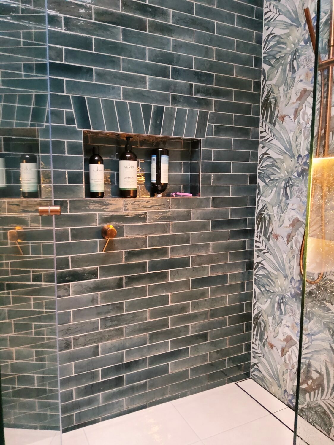 Tiled shower with recessed niche